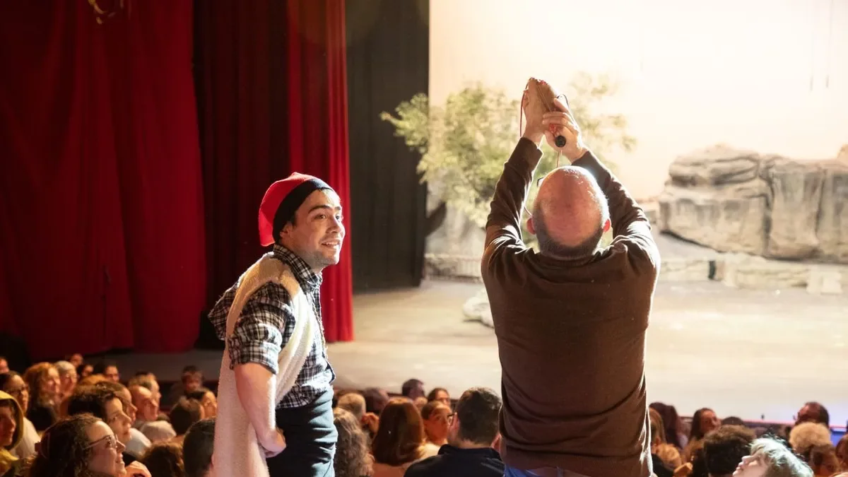 En Cervera los pastores invitaron a beber de su bota al público - JORDI BONILLA