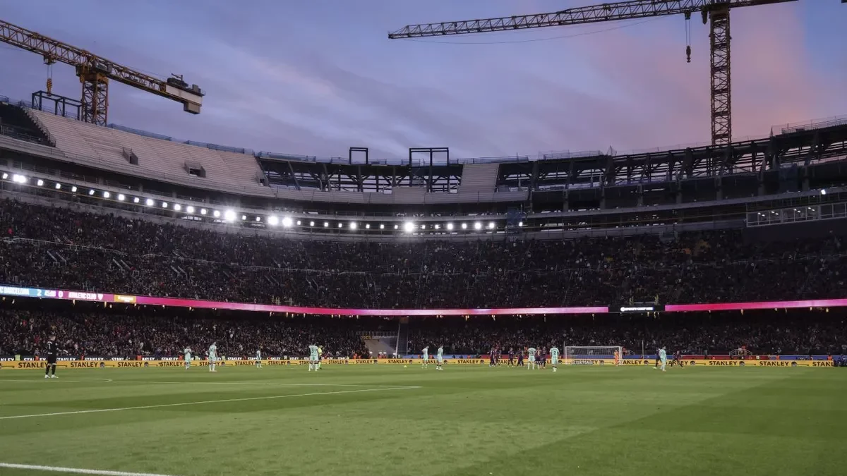 El Barça disputando un partido con las obras y las gruas de fondo. - EUROPA PRESS