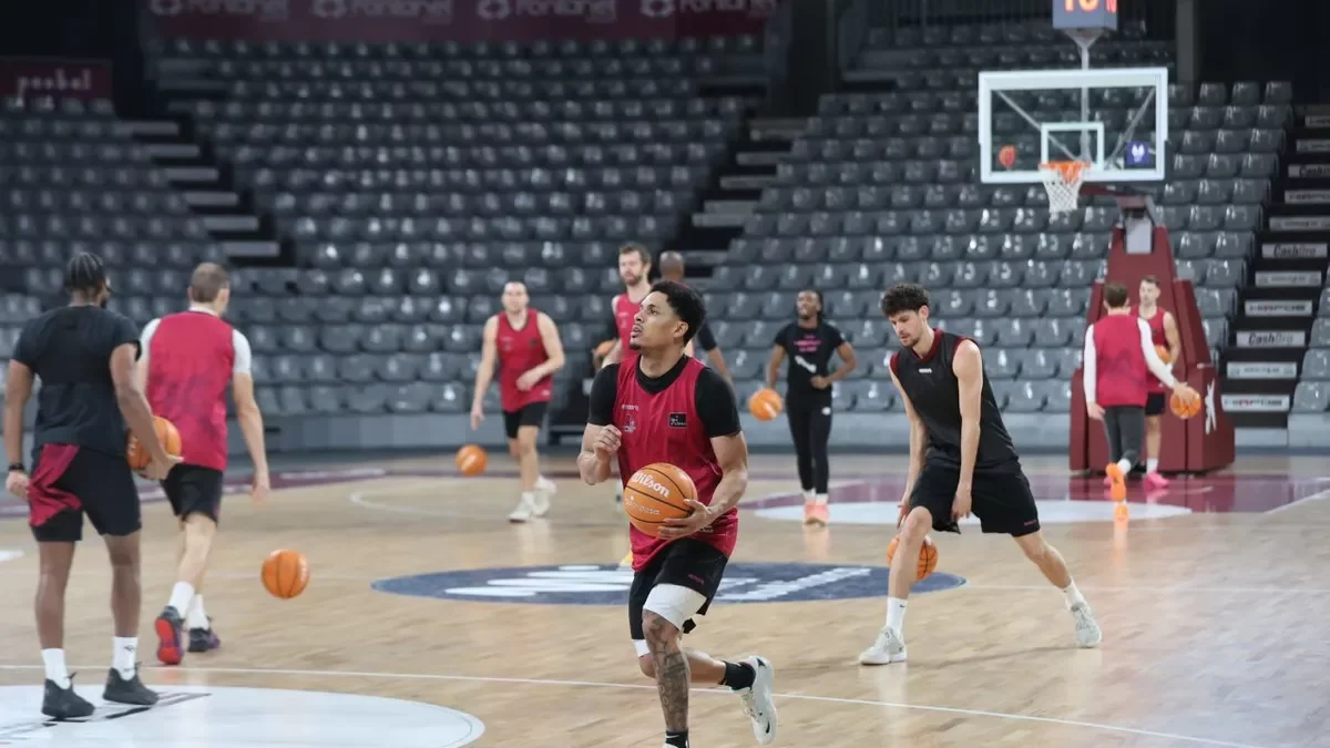Xavier Castañeda ha entrenado desde el miércoles con el equipo. - AMADO FORROLLA