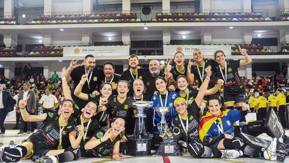 El Vila-sana pone con la Copa conquistada en San Juan.