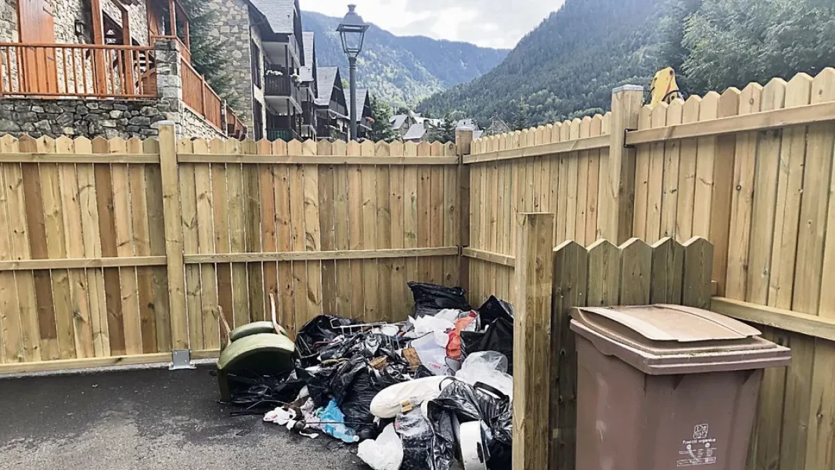 Imatge d’archiu d’ua isla de contenedors dera remassada a domicili. - N.A