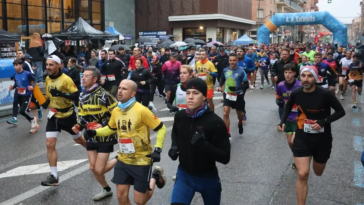 Momento de la salida de la categoría absoluta de la carrera frente al Teatre L’Amistat de la capital del Pla d’Urgell. - JOAN GÓMEZ