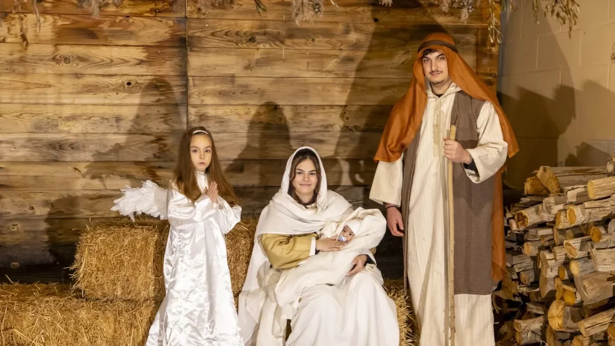 Cuatro de los más de 85 figurantes del Pessebre Vivent de Lleida. - JORDI ECHEVARRIA