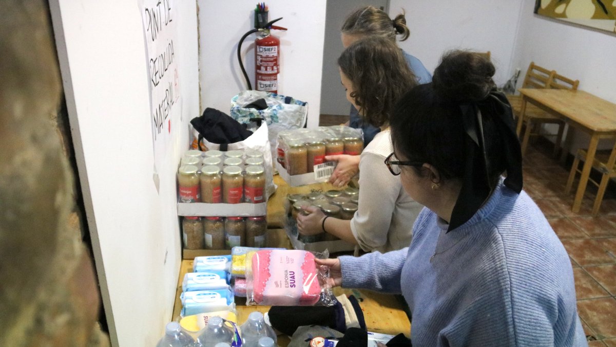 Punto de recogida de material solidario con los desalojados del B9 de Badalona