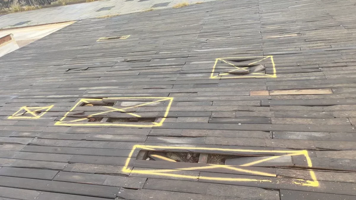 Los tablones rotos han sido marcados con pintura para evitar accidentes. - J.M.A.