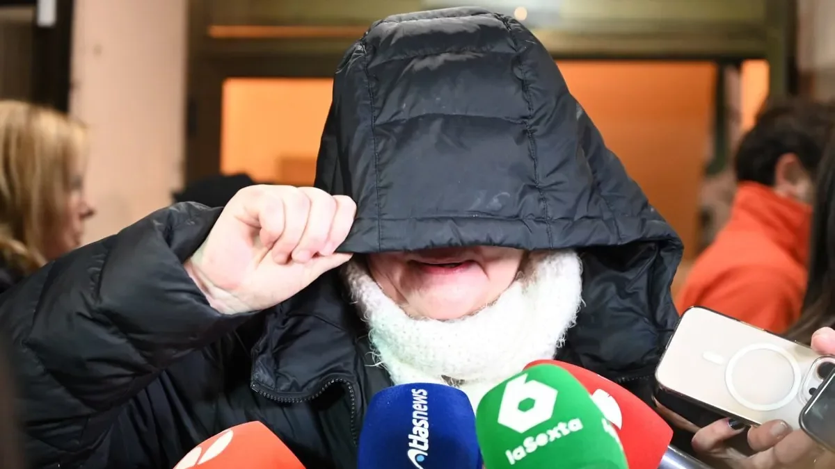 Una veïna fa declaracions després d’assolir l’acord.