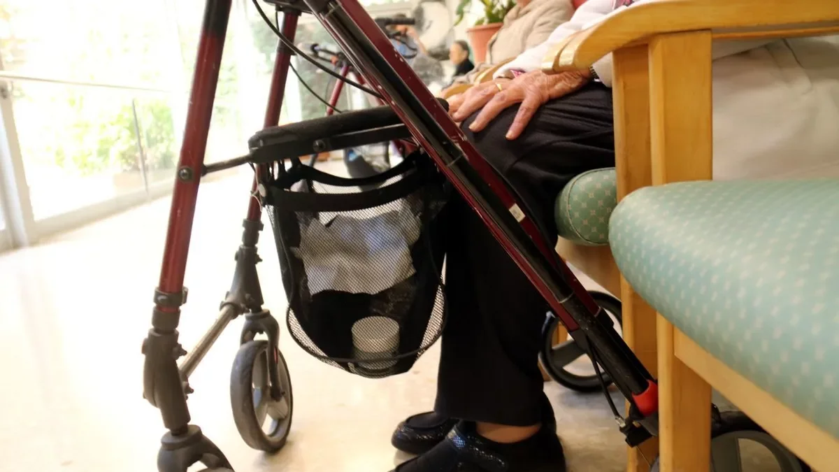 Imagen de archivo de un usuario en una residencia. - ACN