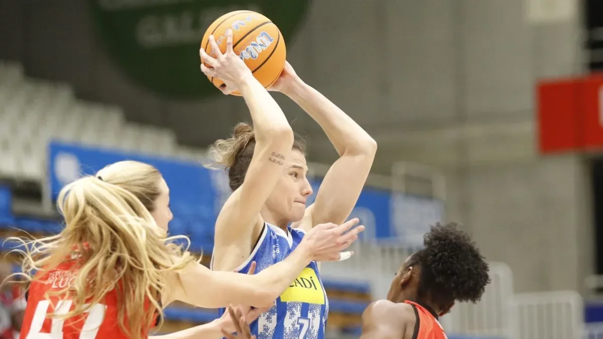 Una jugadora del Cadí presionada durante la derrota ante el Ensino. - AREA 11