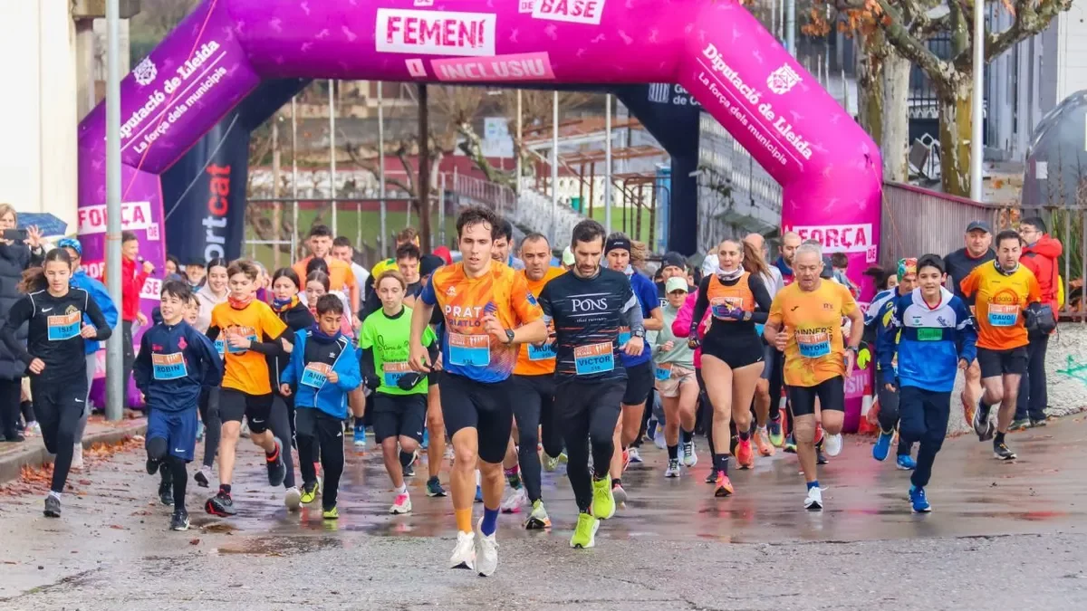 Moment de la sortida de la prova de cinc quilòmetres des del pavelló Francesc Betriu d’Oliana. - JORDI ODÉN/JUDIT PUJOL