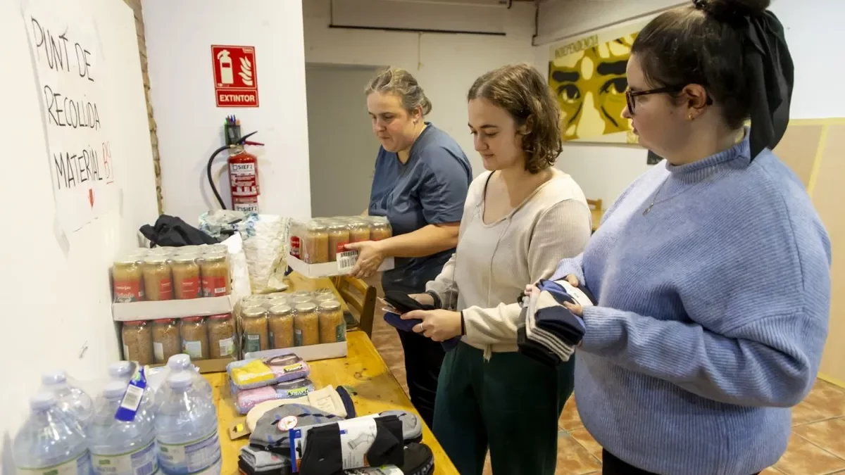 Miembras del Ateneu La Baula con el material recogido. - JORDI ECHEVARRÍA
