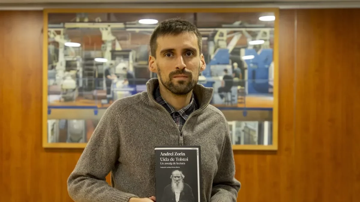 Arnau Barios, traductor d’aquesta nova biografia de l’escriptor rus. - JORDI ECHEVARRIA