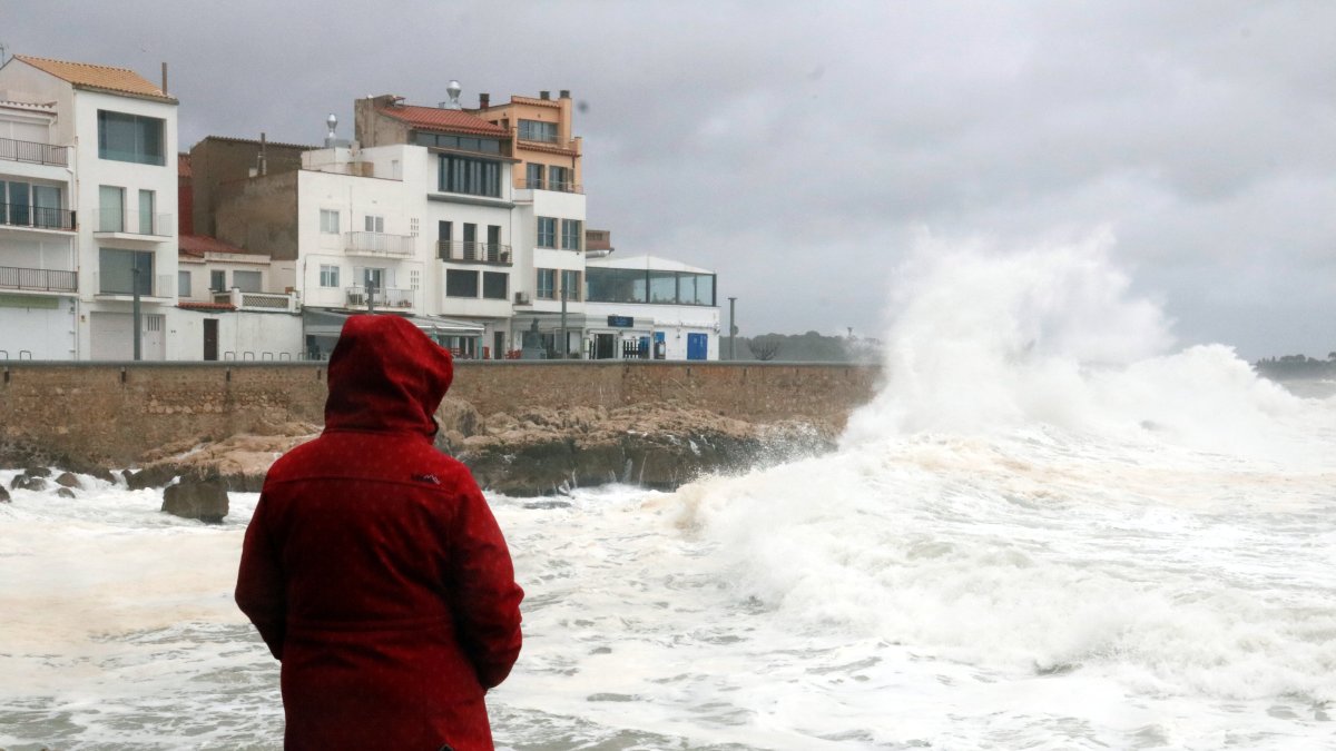 Imagen de archivo de una mujer mirando las olas en Amposta.