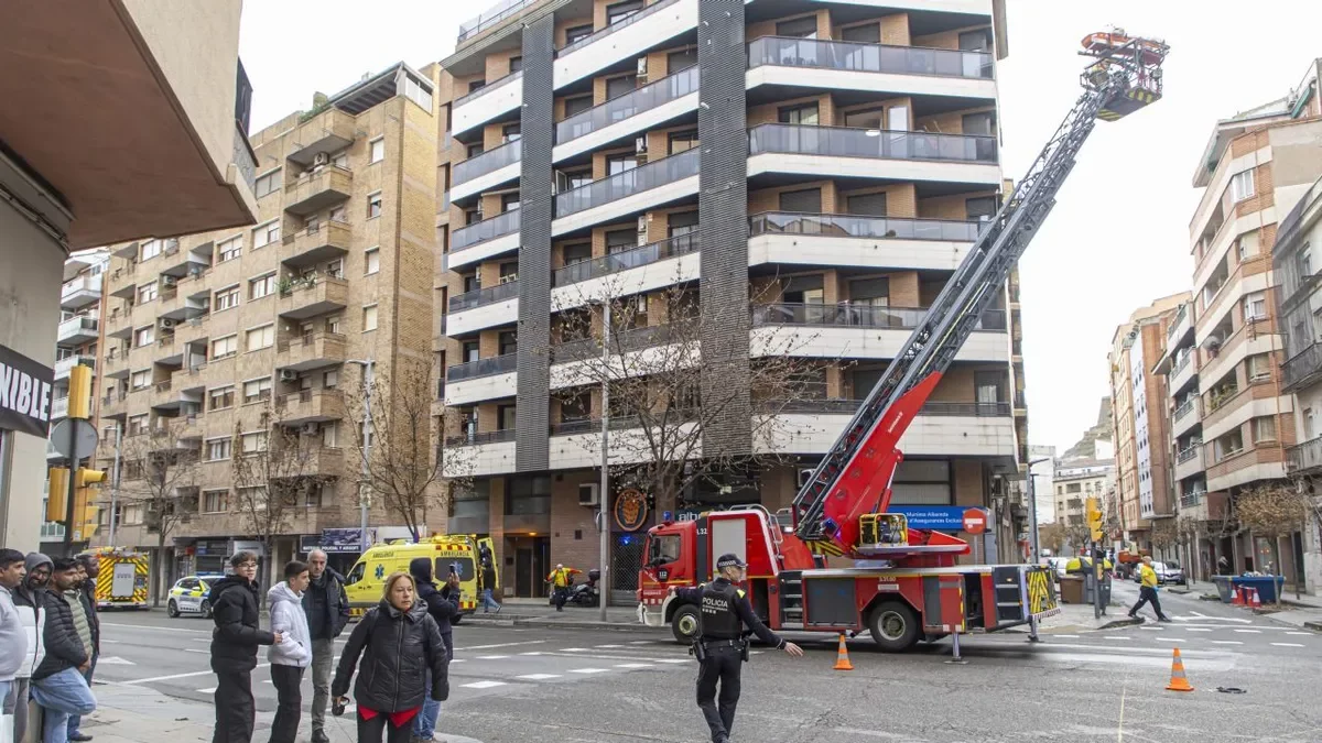 El SEM va requerir l’assistència dels Bombers per al trasllat. - JORDI ECHEVARRIA