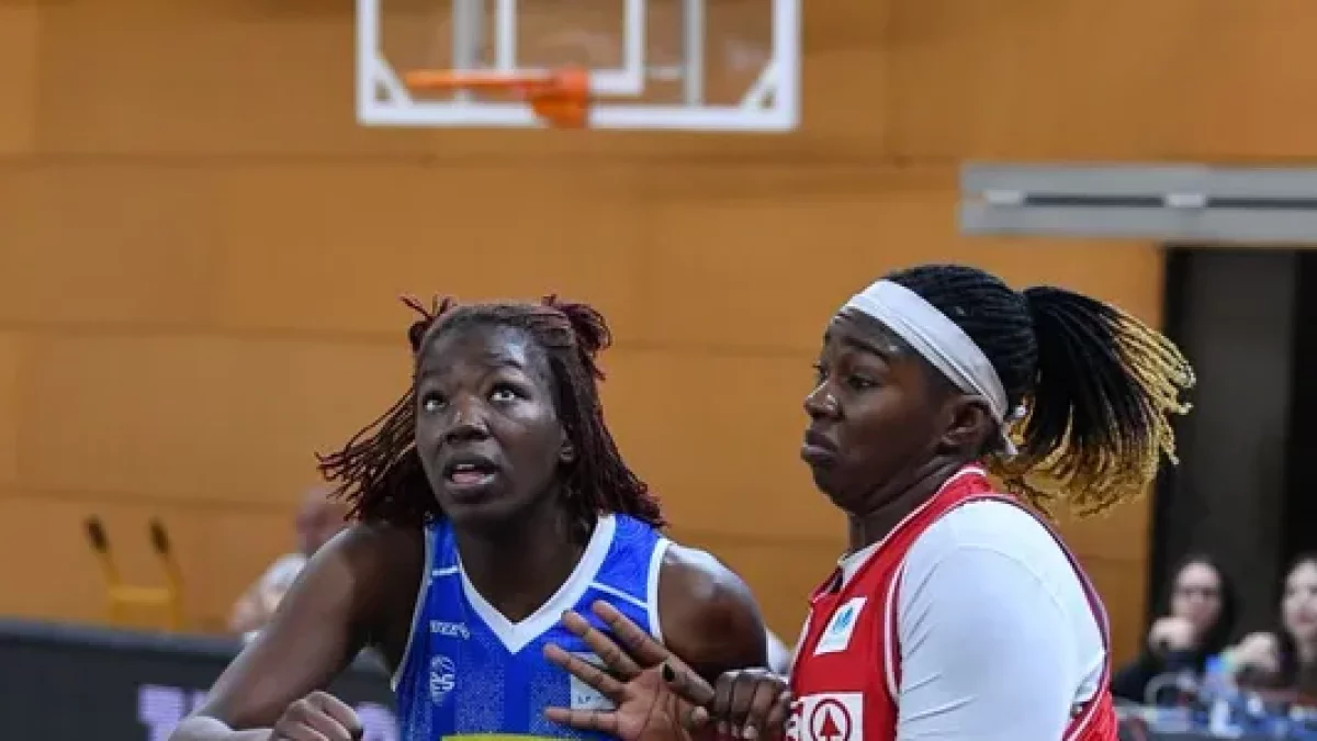 Nahan Niare, máxima anotadora del Cadí con 19 puntos, lucha con la visitante Coulibaly. - AGUSTÍ PEÑA