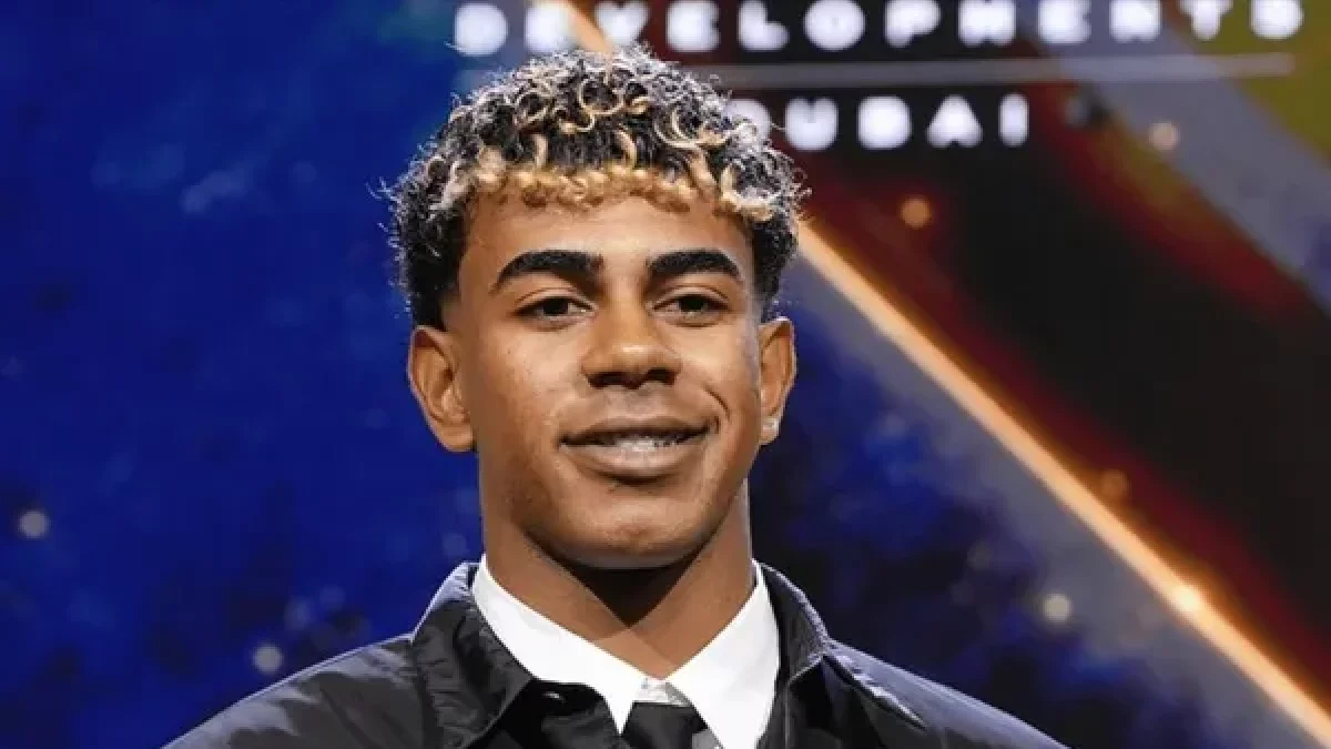 Lamine Yamal recull un dels seus Globe Soccer Awards de la nit. - GLOBE SOCCER AWARDS