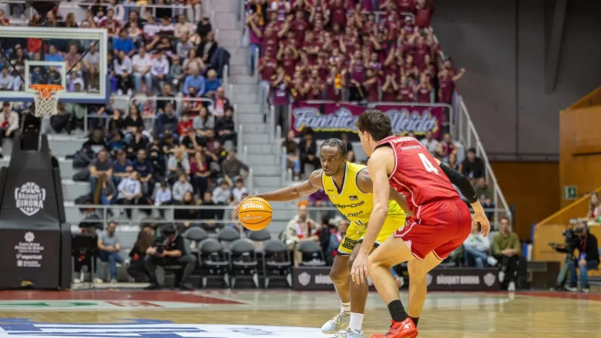 Caleb Agada, ahir desaparegut, intenta superar Busquets. - ACB PHOTO/SERGI GERONÈS