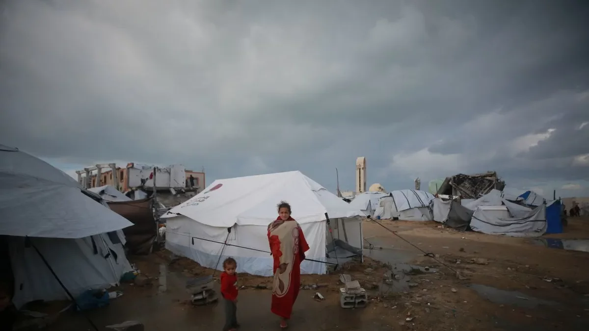 Nens palestins desplaçats en un campament temporal. - EUROPA PRESS