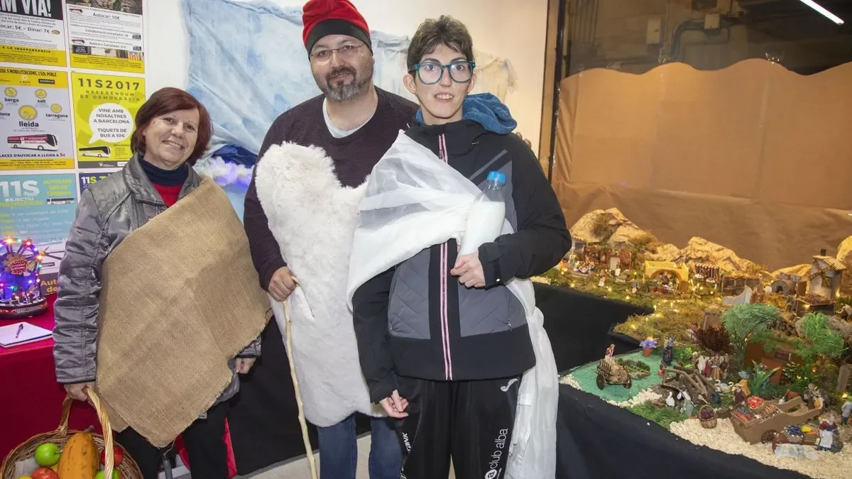 Los autores del belén el día de la inauguración vestidos para la ocasión. - LAIA PEDRÓS