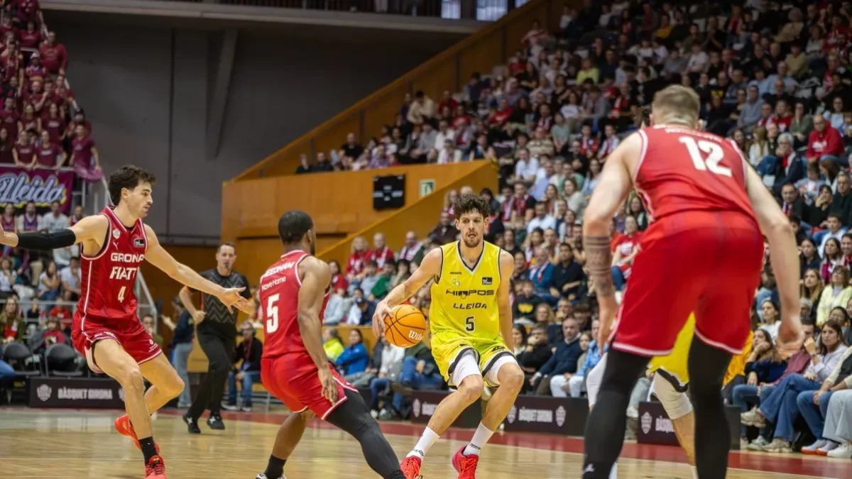 Oriol Paulí controla el balón rodeado por tres defensores del Bàsquet Girona. - ACB PHOTO/SERGI GERONÈS