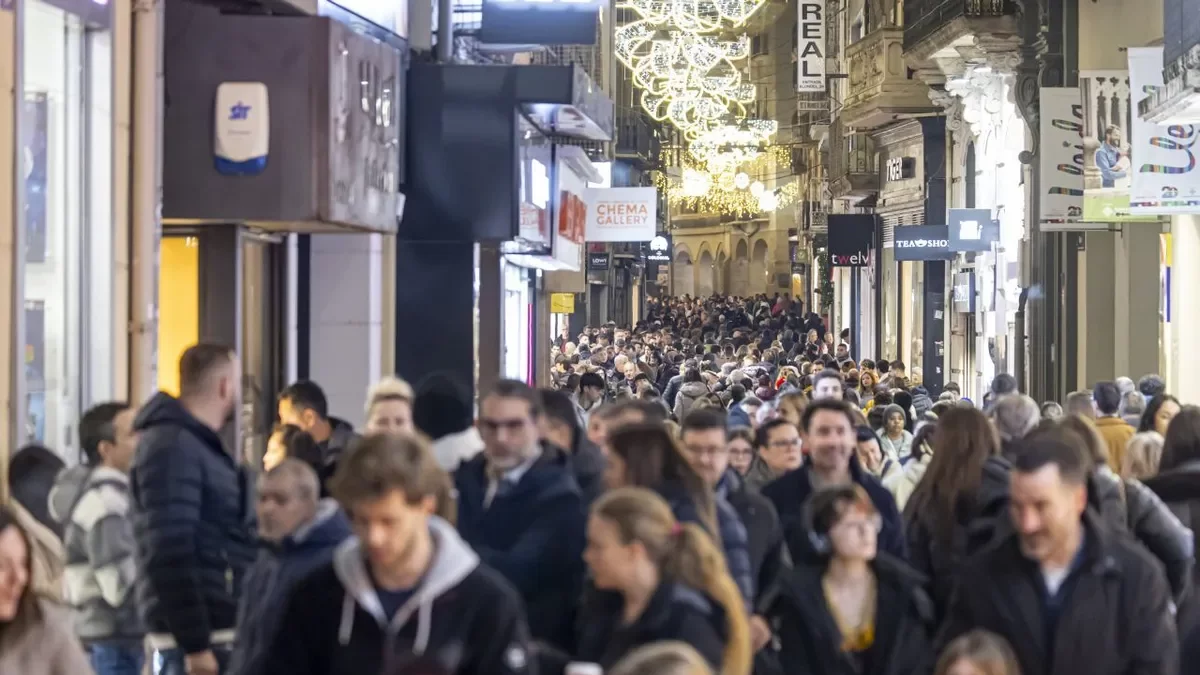 L’Eix es va omplir durant la jornada, encara que molts passejaven en lloc de comprar. - PAU PASCUAL