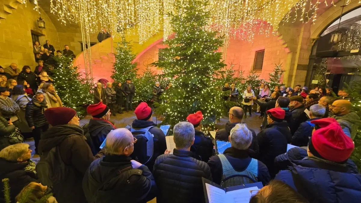 Els cantaires de la Coral Maristes Montserrat van entrar ahir al Pati de l’IEI, engalanat amb il·luminació nadalenca, per interpretar nadales. - JORDI ECHEVARRIA