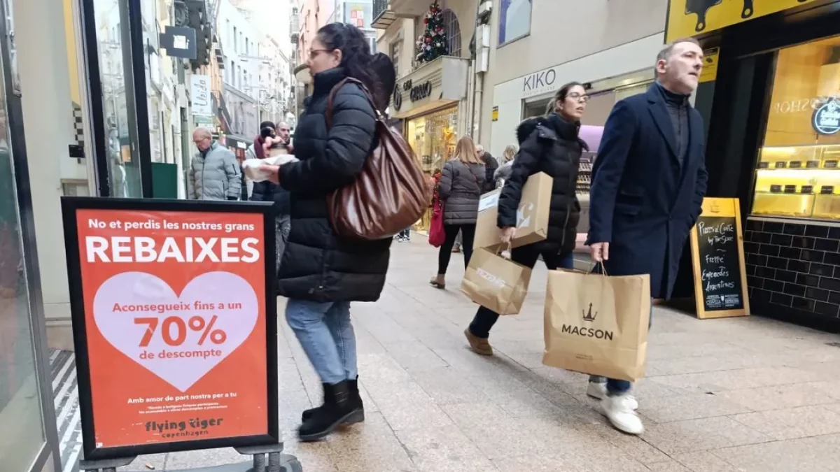 Una de les botigues de l’Eix Comercial que ja ofereixen rebaixes. - S.E.