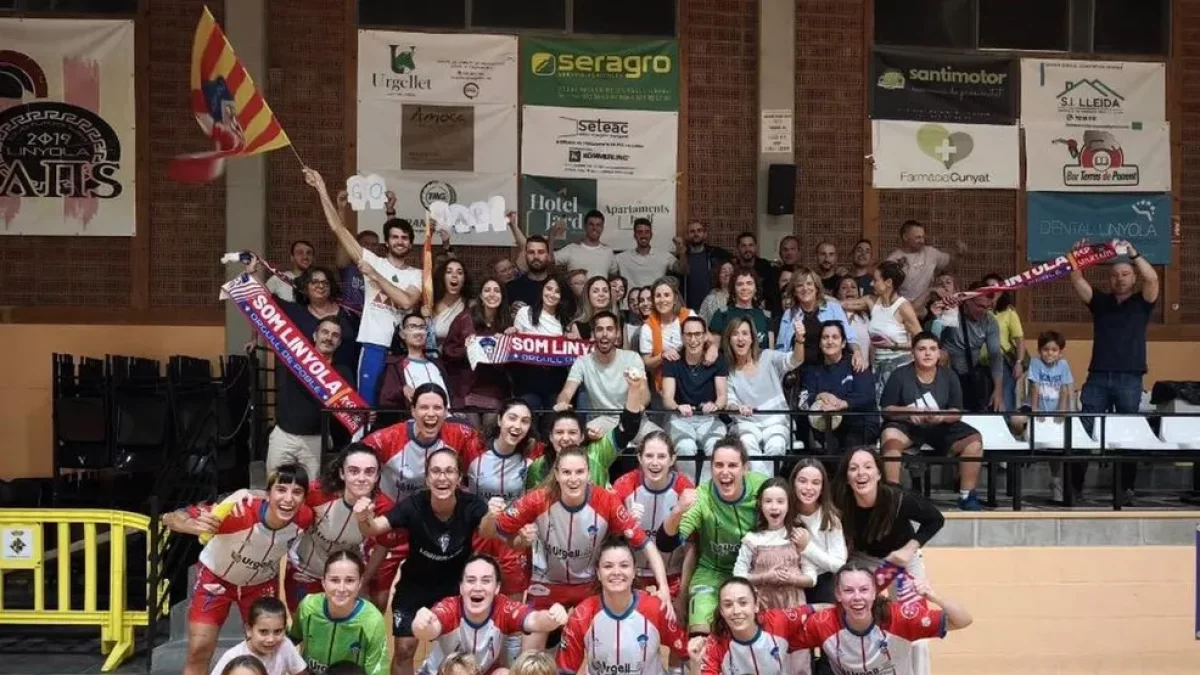 Les jugadores del Linyola celebren un triomf amb l’afició al pavelló municipal. - CFS LINYOLA
