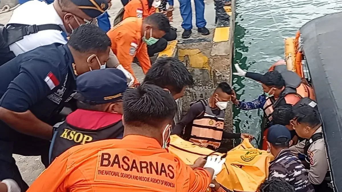 Los equipos de rescate indonesios trasladan el cadáver de la niña. - EFE/ EQUIPO DE BÚSQUEDA Y RESCATE DE INDONESIA
