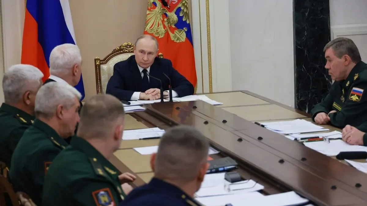 Putin se reunió ayer con el Estado Mayor de las Fuerzas Armadas de Rusia. - EFE/KREMLIN