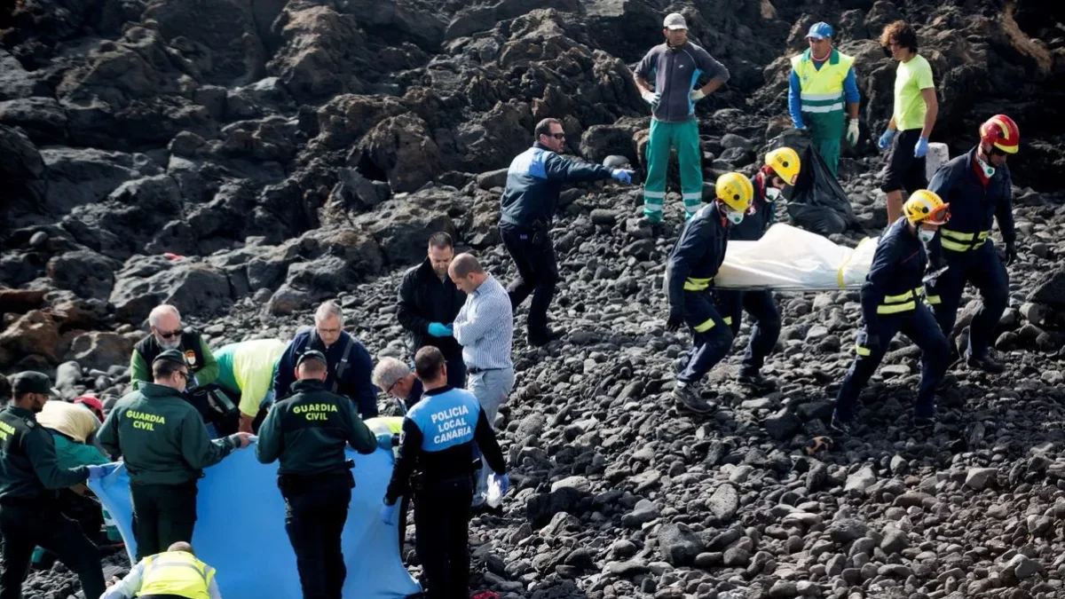 Imatge d’aixecament de cadàvers a Lanzarote. - JAVIER FUENTES/EFE