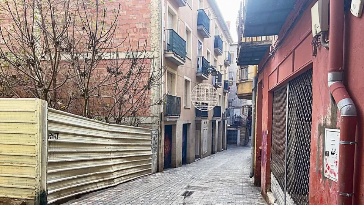 Ni un sol comerç queda al carrer Major de Fraga, el principal eix comercial de la ciutat fa unes dècades.