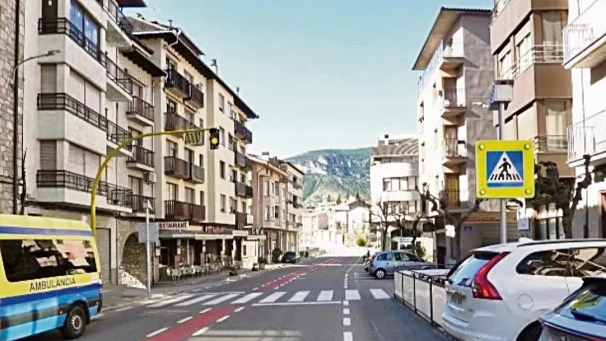 La carretera C-14 creua tot el nucli urbà. - INTRA