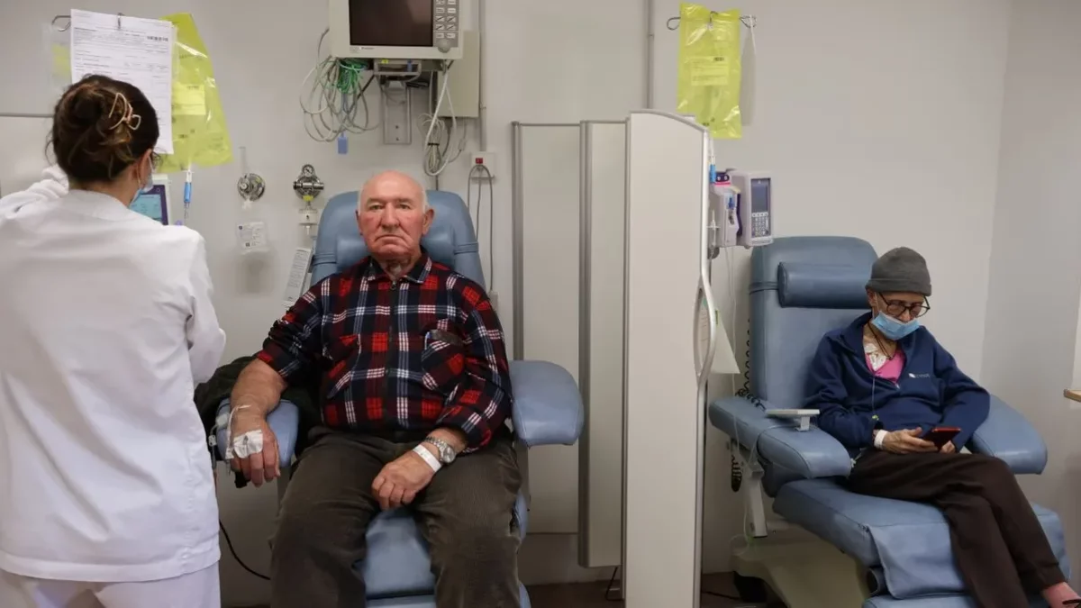 Un paciente recibe tratamiento oncológico en el hospital de Tremp. - ACN
