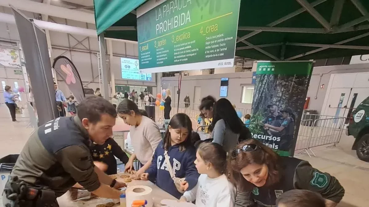 Reproducció de petjades d’animals en un taller al Cucalòcum. - FIRA DE LLEIDA
