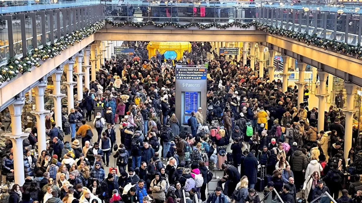 Turistas esperan en la estación de St. Pancras, en Londres. - EFE/GUILLERMO GARRIDO