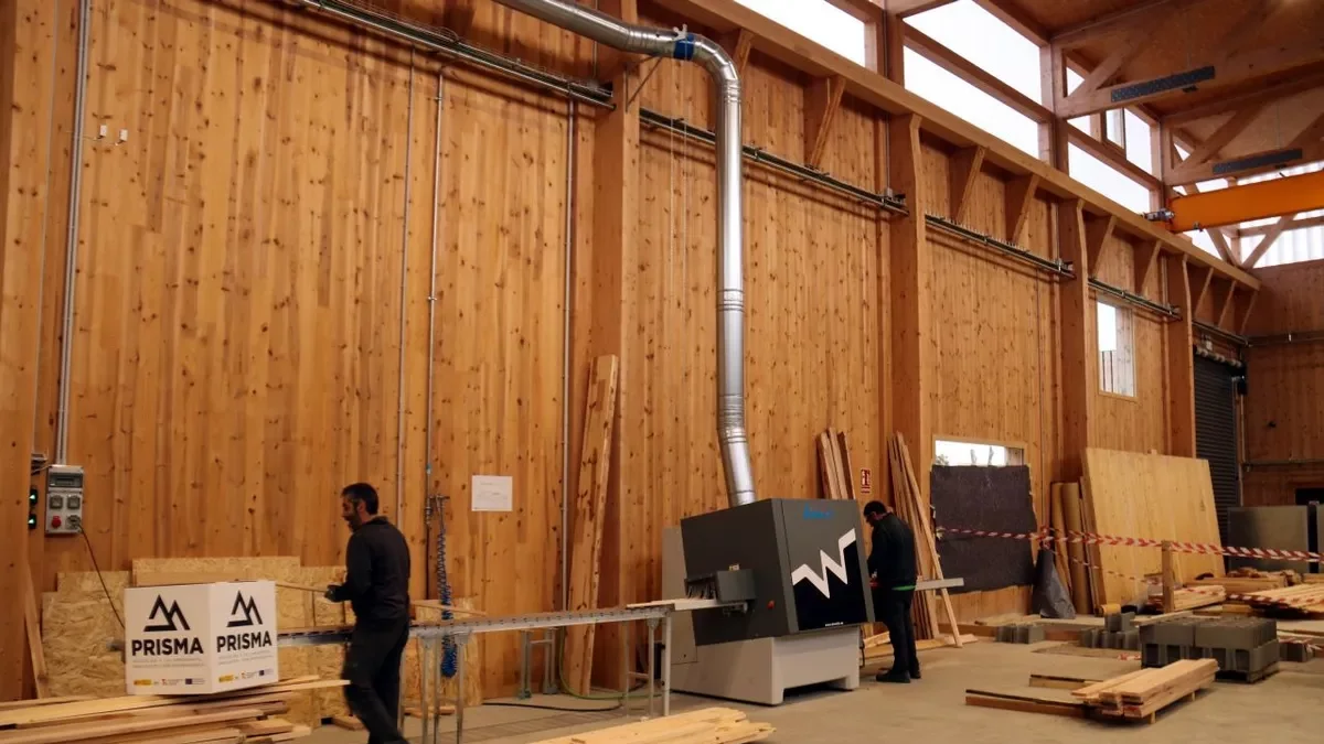 El interior del hub forestal del Solsonès, con la maquinaria que se emplea para el tratamiento de la madera. - ACN