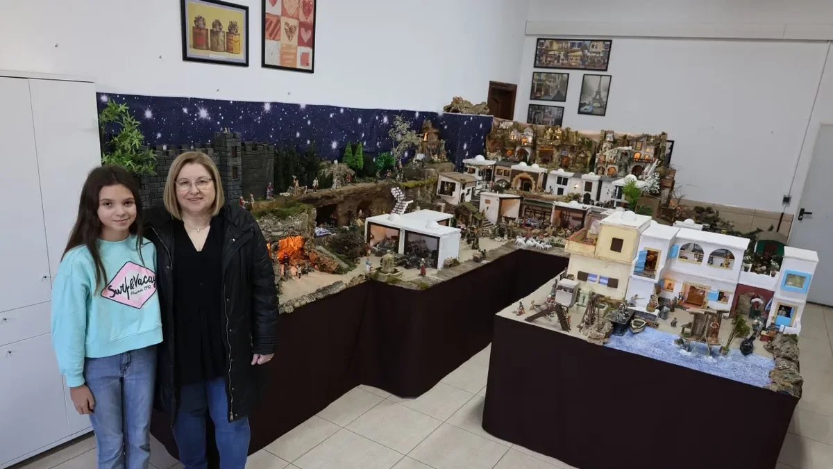 Elisabet Ciscar, amb la seua filla, mostrant el pessebre. - J.GÓMEZ
