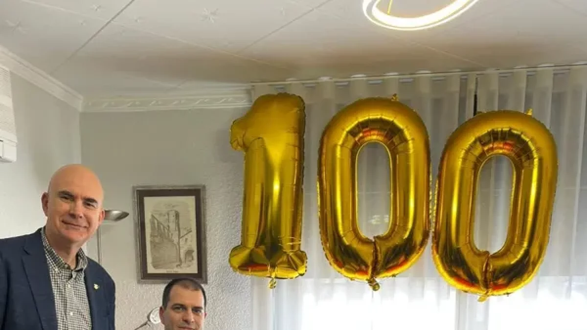 La homenajeada, con las autoridades. - CONSELL COMARCAL DEL PLA