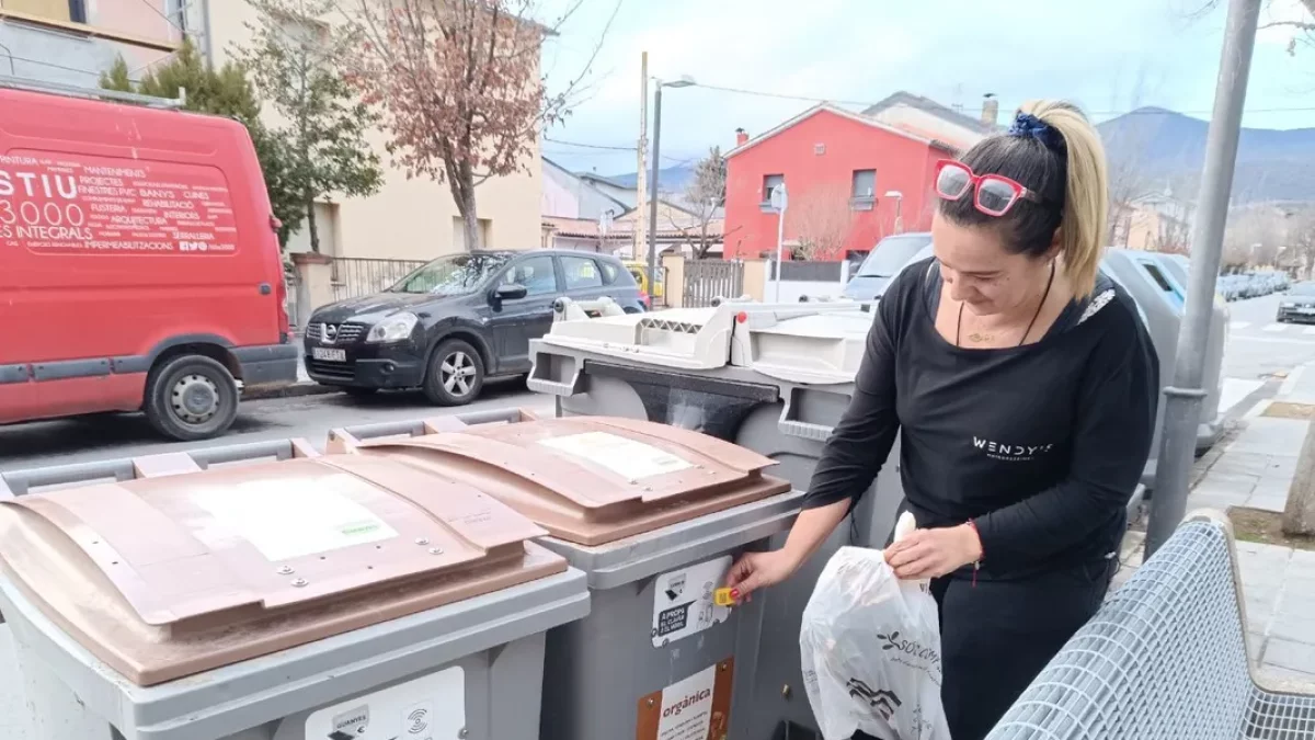 Imatge d’arxiu d’una veïna de la Seu utilitzant els contenidors intel·ligents. - C.SANS
