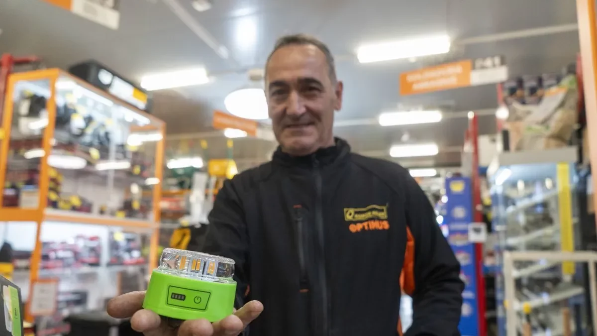 Un dependent de la ferreteria Ramon Soler de Lleida mostra una de les balises homologades. - PAU PASCUAL PRAT