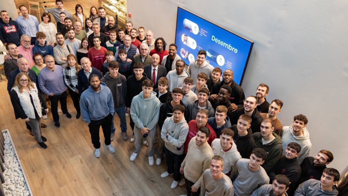 Foto de família amb directius i equips de l’Hiopos i periodistes a l’Ekke.