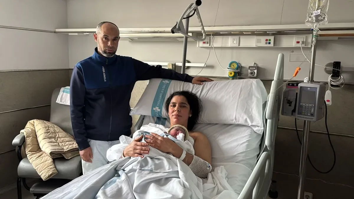 A la izquierda, Osayd junto a sus padres en el hospital Arnau, y a la derecha, Eiden David con sus padres en el hospital de La Seu d’Urgell. - DEPARTAMENTO DE SALUD