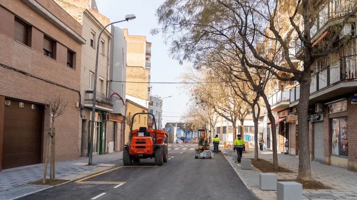 Les obres dels carrers Hostal de la Bordeta i Flix porten setmanes en marxa. - PAU PASCUAL PRAT