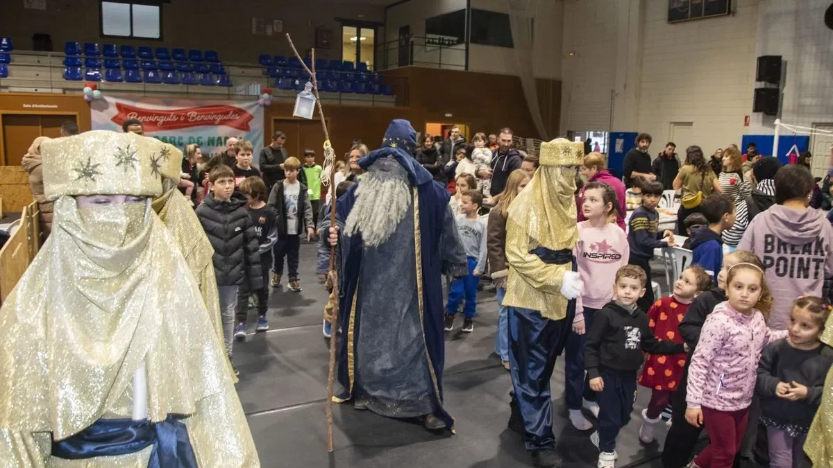 El Mag Galderic visitó ayer el Parc de Nadal de Bellpuig y recogió las cartas para los Reyes Magos. - LAIA PEDRÓS