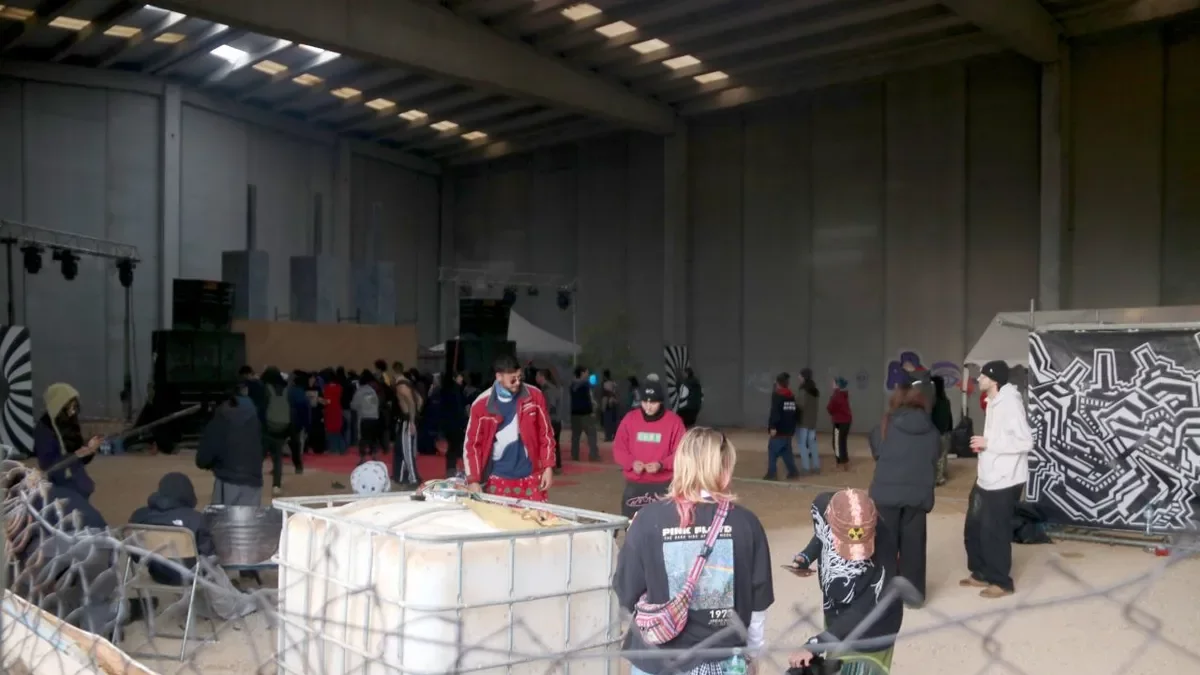 Alguns dels participants a la nau industrial de la Sénia. - ACN