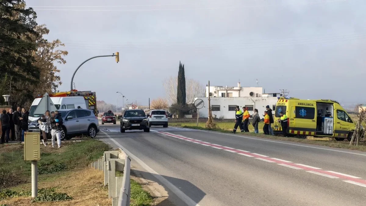 A la izquierda el coche y la furgoneta accidentados. - L.PEDRÓS
