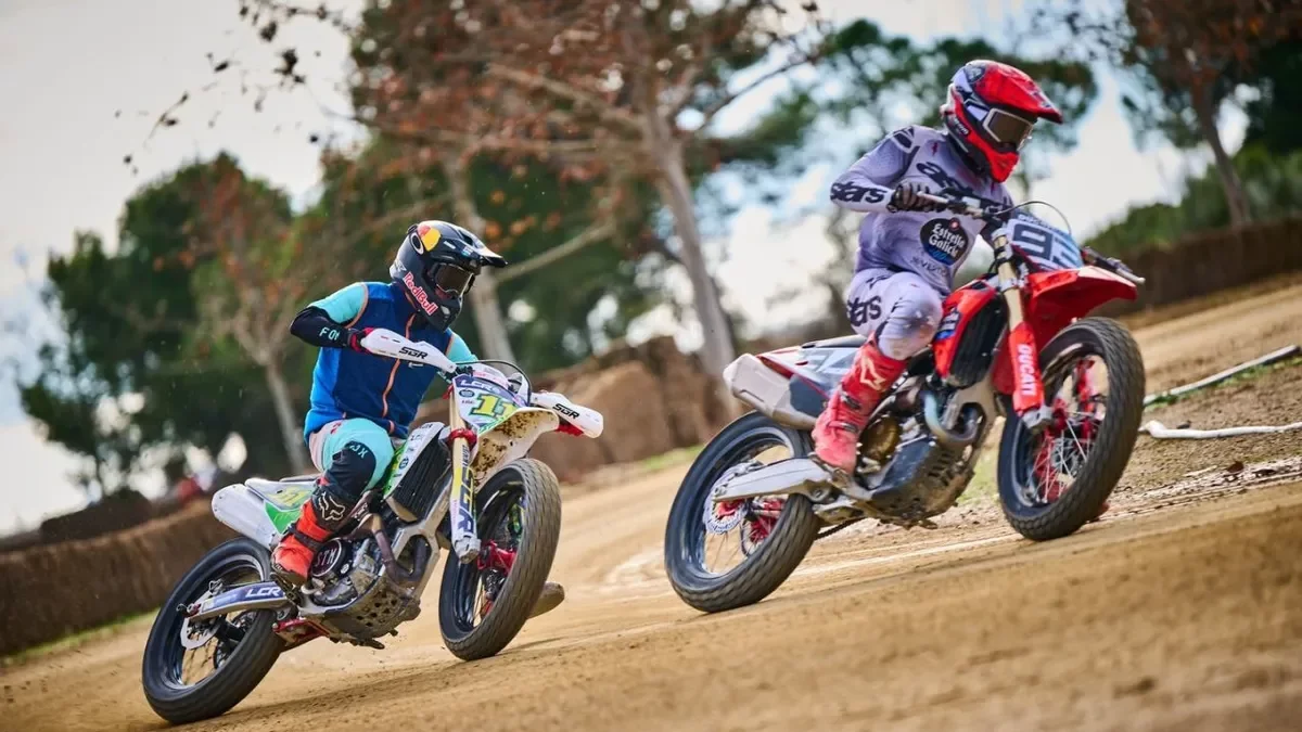 Marc Márquez, en cabeza, perseguido por Diogo Moreira en el entrenamiento del pasado lunes. - SGR