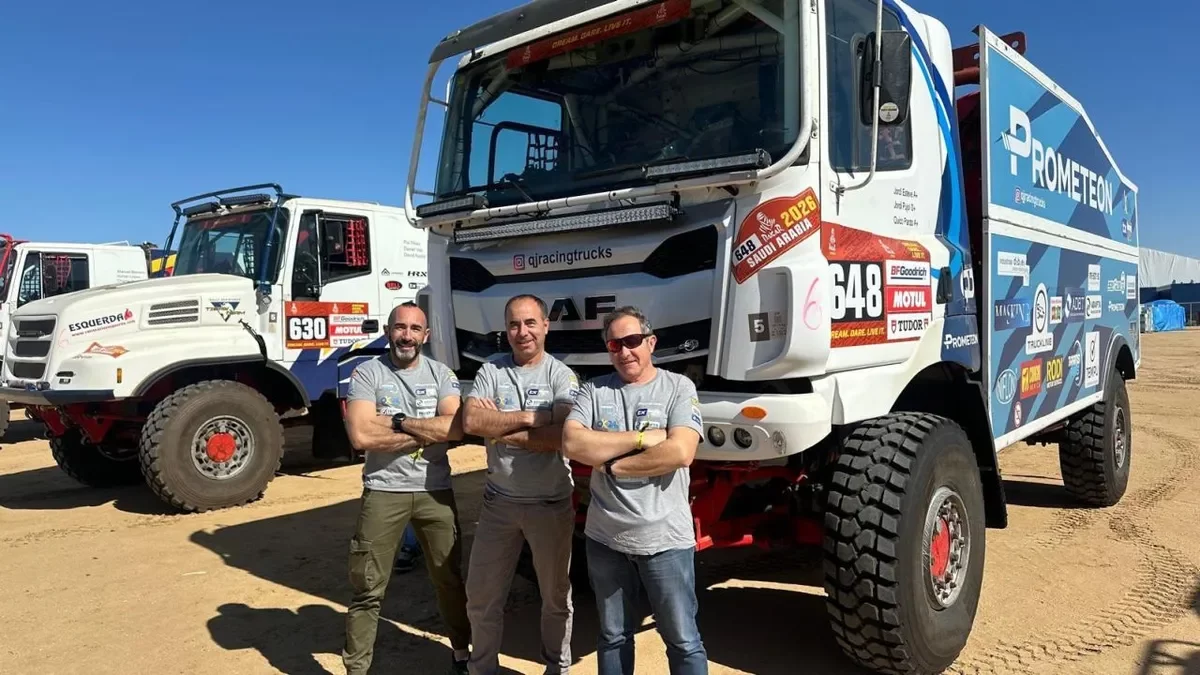 Jordi Esteve, amb els seus dos companys a Yanbu.