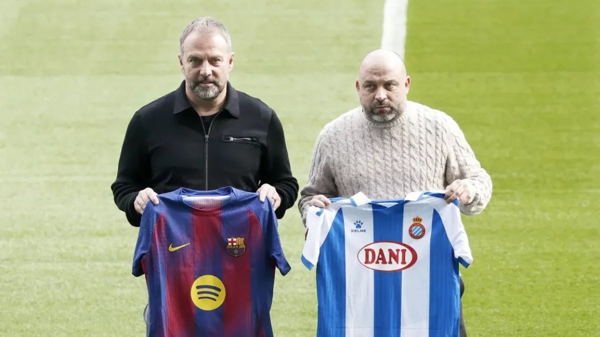 Flick y Manolo en la clásica fotografía de las equipaciones previa al derbi. - ANDREU DALMAU