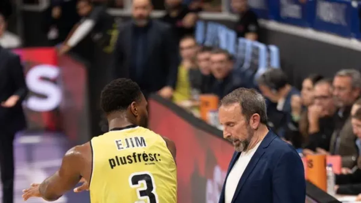 Ejim va tenir una petita topada amb Joan Plaza. - ACB PHOTO/DANI CATALÁN